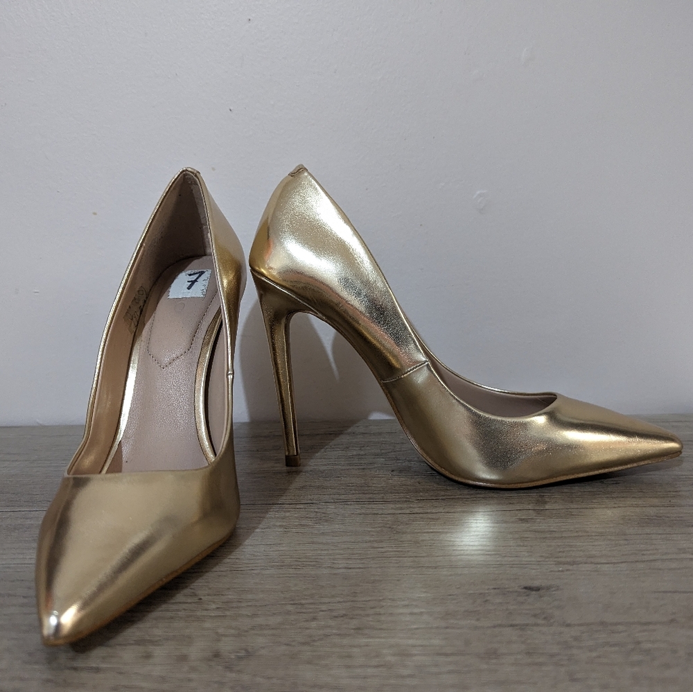 ALDO Gold Metallic Pumps Shoes Size 7 Grownish TV Series 4.5" High Heels